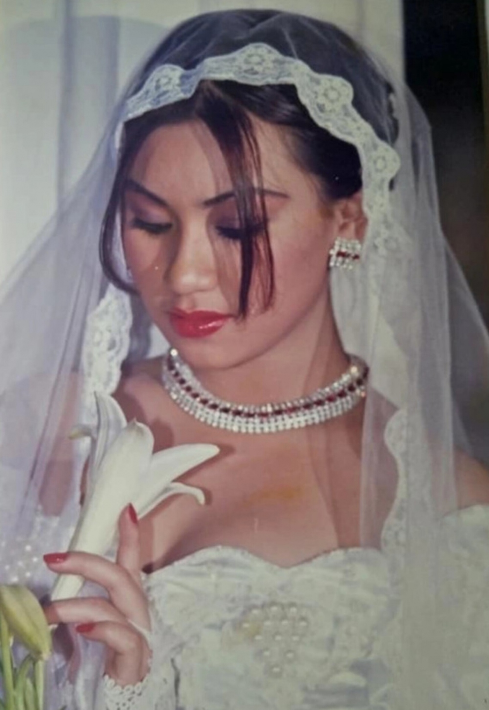 Trong loạt ảnh được đăng tải, Y Phụng khoe nhan sắc quyến rũ, tràn đầy sức sống,