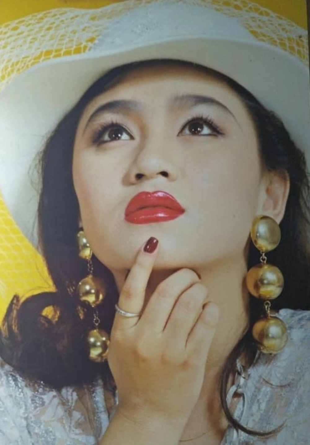 Bên cạnh ca hát, Y Phụng còn bén duyên với điện ảnh và ghi dấu ấn với những bộ phim như: Đời vũ nữ, Riêng chỉ có anh...