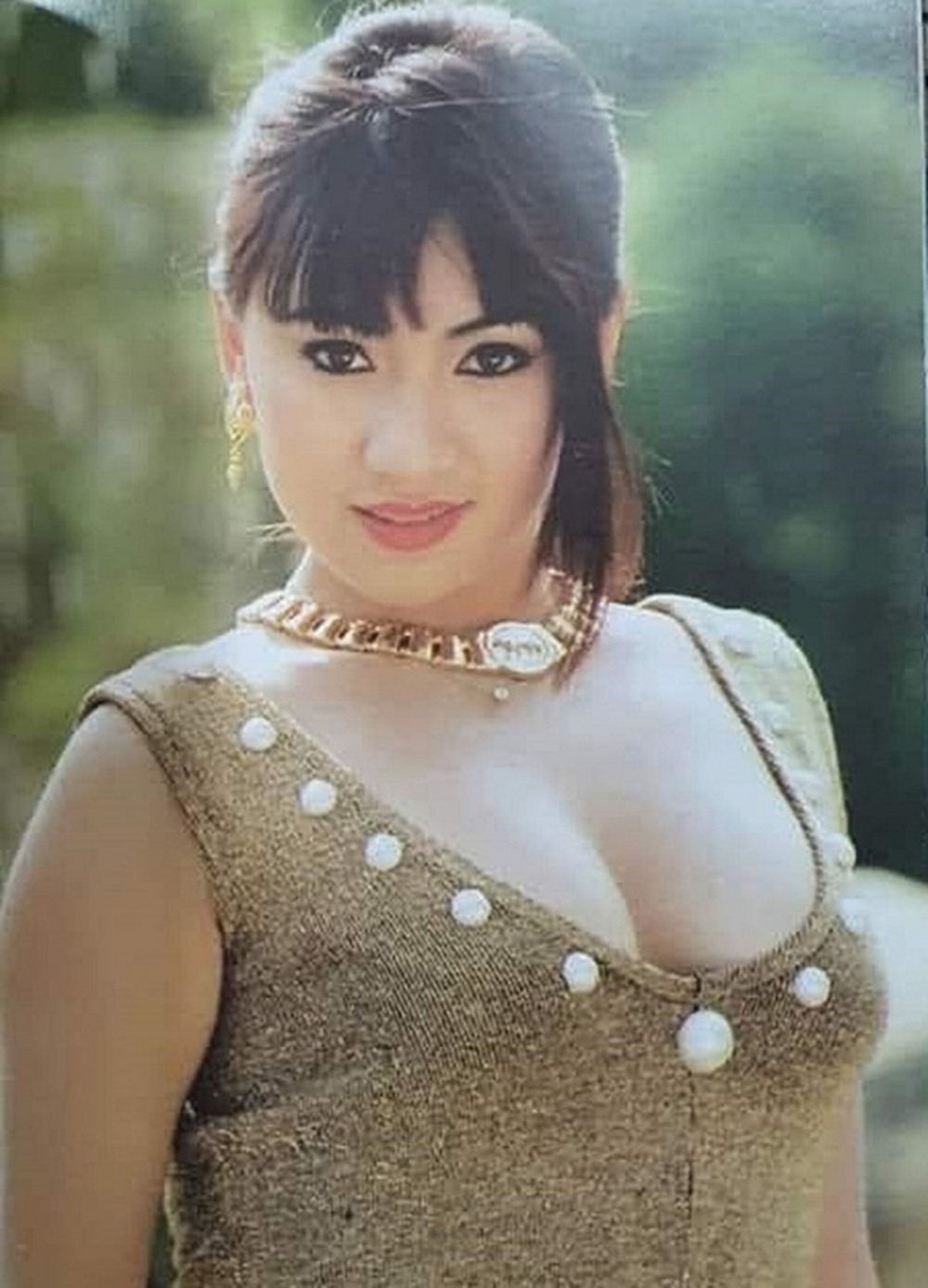 Cô sở hữu vẻ đẹp cá tính với đôi mắt to tròn, bờ môi dày gợi cảm.