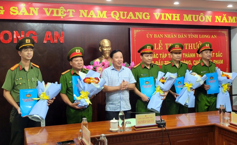 "Thưởng nóng" các tập thể, cá nhân có thành tích phá án