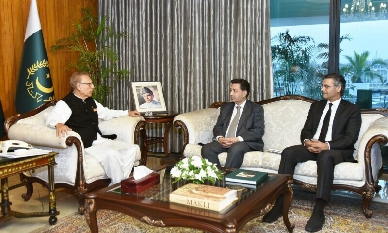 Tổng thống Pakistan Arif Alvi, Chủ tịch Ủy ban Bầu cử Sikandar Sultan Raja và Bộ trưởng Tư pháp Pakistan Mansoor Usman Awan tại cuộc họp thống nhất thời điểm tổ chức Tổng tuyển cử (Ảnh: Dawn)