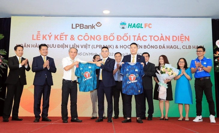 Bầu Đức (thứ 3 từ trái sang) tại buổi họp báo công bố đổi tên. (Ảnh: Tuấn Hữu)