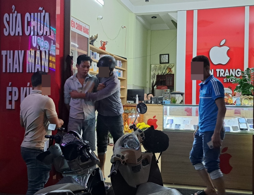Trinh sát hình sự bắt giữ Lê Hồng Hải.