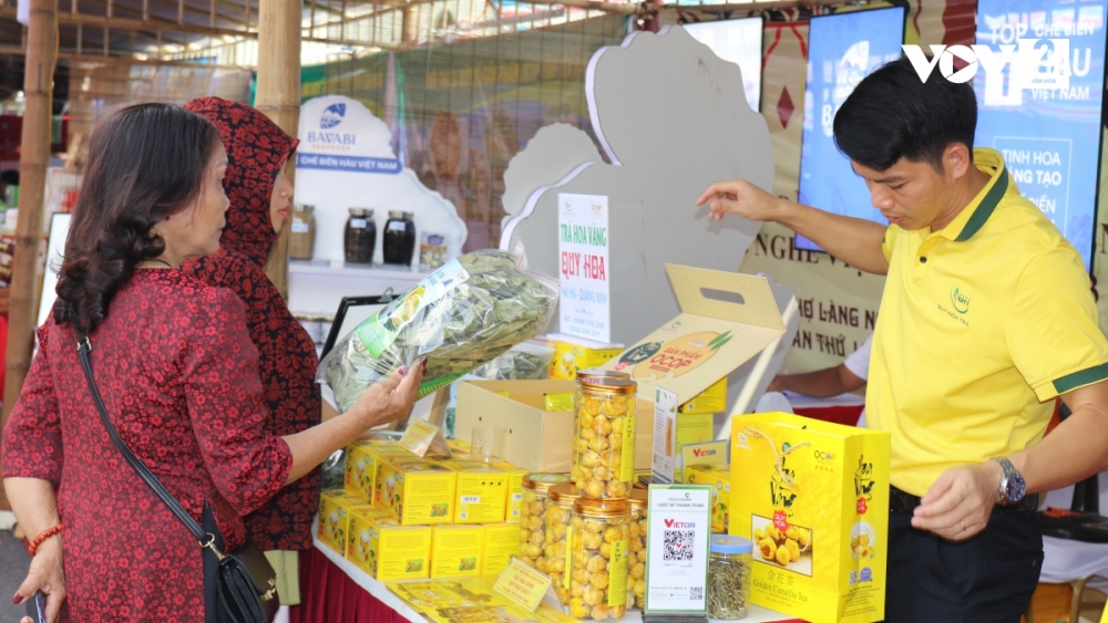 Rất nhiều đặc sản: thạch Cao Bằng, chè Yên Bái, kẹo dừa Bến Tre, vải thiều Bắc Giang,… bày bán tại đây.