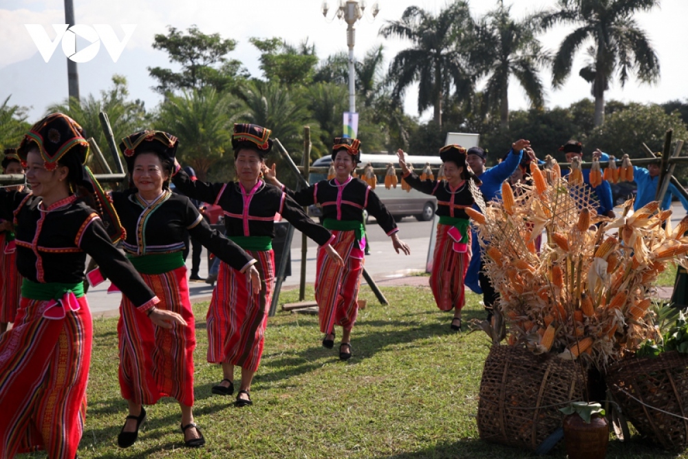 The folk dances recreate the Cống people’s routine activities in production and daily life.