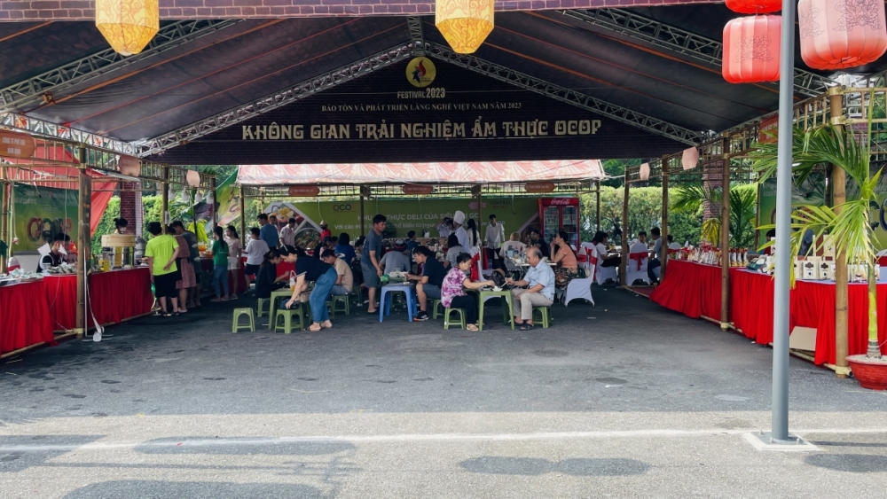 Không gian trải nghiệm thực phẩm OCOP với nhiều món ăn đặc sản, chế biến tại chỗ để du khách thưởng thức.