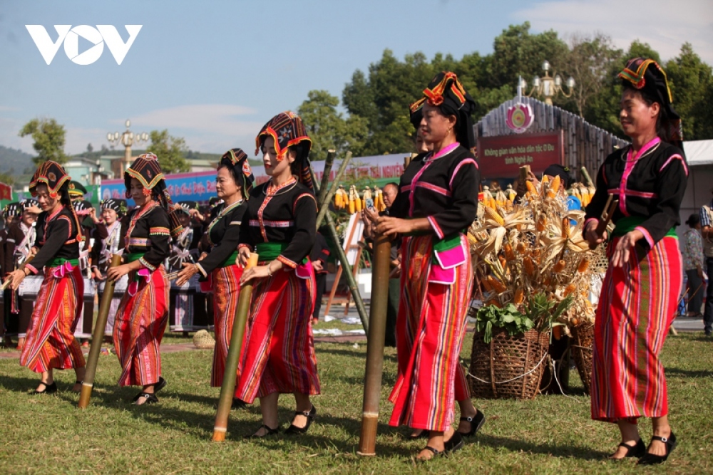 The Cống ethnic women in their traditional costume sing and dance excitedly during the festival