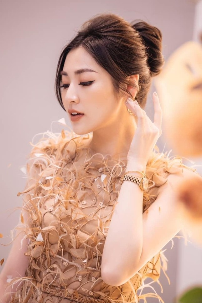 Sau 5 năm kết hôn, Á hậu Tú Anh có cuộc sống sung túc, hạnh phúc bên gia đình nhỏ. Người đẹp thừa nhận bản thân may mắn vì được gia đình chồng ủng hộ hoàn toàn khi hoạt động showbiz.