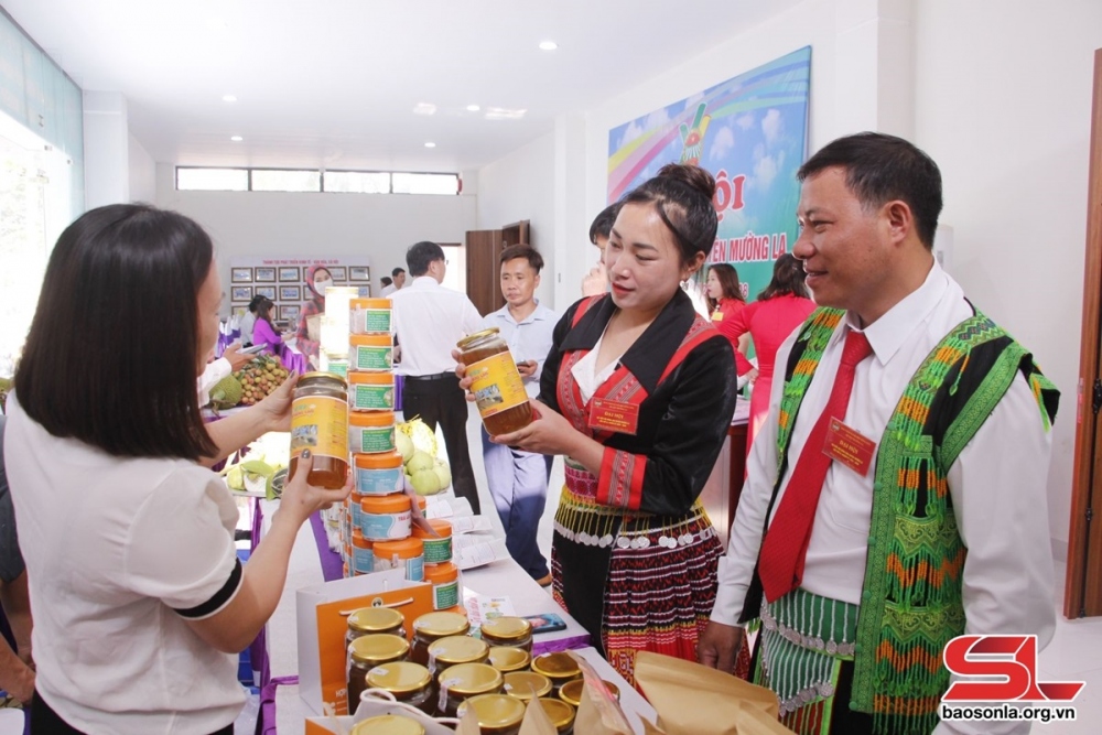 Sản phẩm mật ong đá của HTX nông nghiệp Chiềng Lao đạt OCOP 4 sao.
