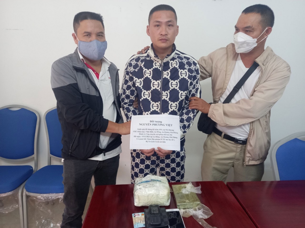 Đối tượng Nguyễn Phương Việt và tang vật thu giữ.