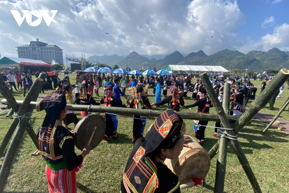 Amid the bustling sound of drums and gongs, people of the Cống, Mảng, Si La, and Lự ethnic groups join hands in a circle, vowing to build a united community.