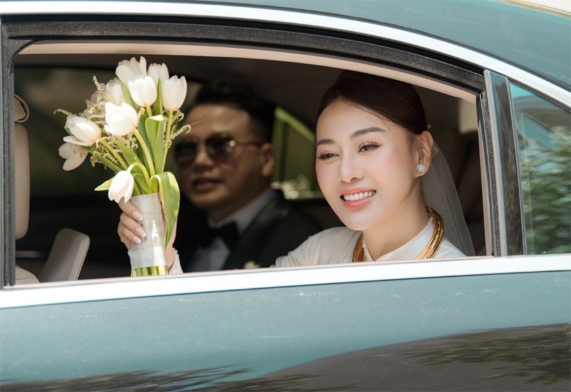 Phương Oanh dự định tổ chức đám cưới với Shark Bình vào ngày 11/11 tới nhưng phải hoãn vì cô đang mang thai đôi ở tháng thứ 3. Đây là con đầu lòng của nữ diễn viên. Trong khi đó, Shark Bình có hai con riêng với người vợ đầu và cặp đôi mới hoàn tất thủ tục ly hôn cách đây không lâu. 
