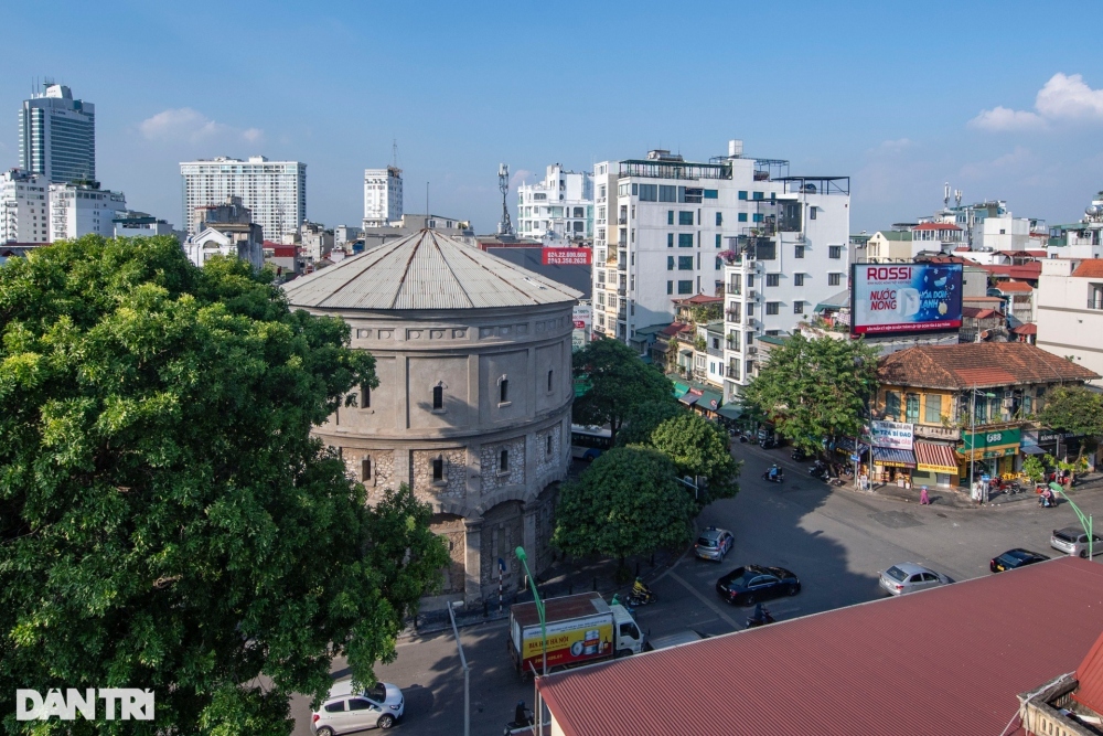 Tháp nước Hàng Đậu là công trình xây dựng năm 1894, nằm tại ngã sáu của các phố Hàng Than, Hàng Lược, Hàng Giấy, Hàng Đậu, Quán Thánh và Phan Đình Phùng (quận Ba Đình, Hà Nội) nhằm phục vụ việc cung cấp nước sạch cho binh lính và công dân của Pháp trong thời gian đô hộ tại Hà Nội. Tháp được xây bằng đá hộc, hình trụ tròn, đường kính 19m, cao 3 tầng, mái có hình chóp nón, ở giữa có cột thu lôi.