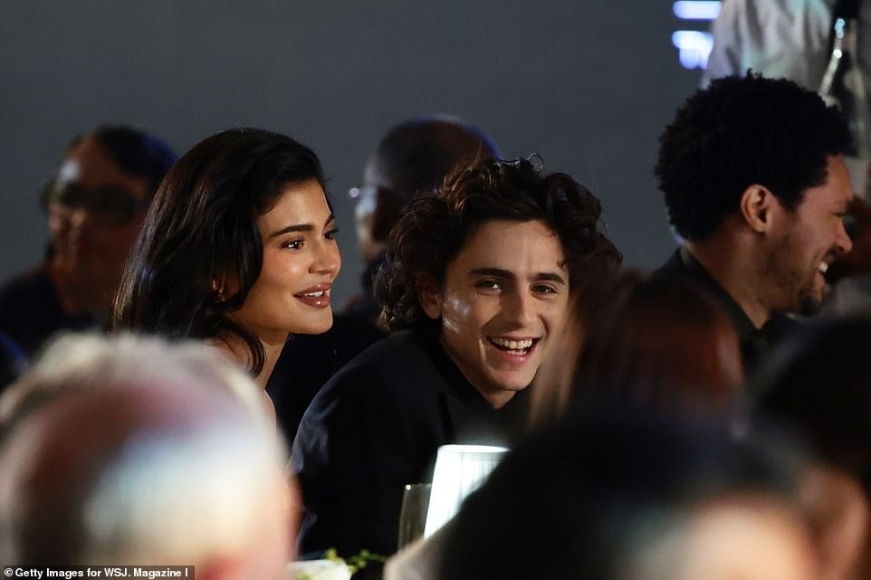 Kylie Jenner ngồi cùng bàn với bạn trai Timothée Chalamet trong sự kiện. Cả hai thoải mái trò chuyện và mỉm cười trong suốt sự kiện. Chuyện tình đẹp của cặp đôi luôn được giới truyền thông và người hâm mộ đặc biệt quan tâm. 