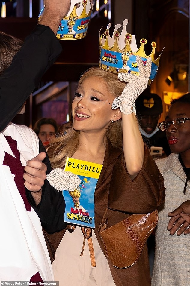 "Tiểu diva" Ariana Grande vừa được phát hiện đến xem buổi nhạc kịch do Ethan Slater biểu diên tại Nhà hát St. James.