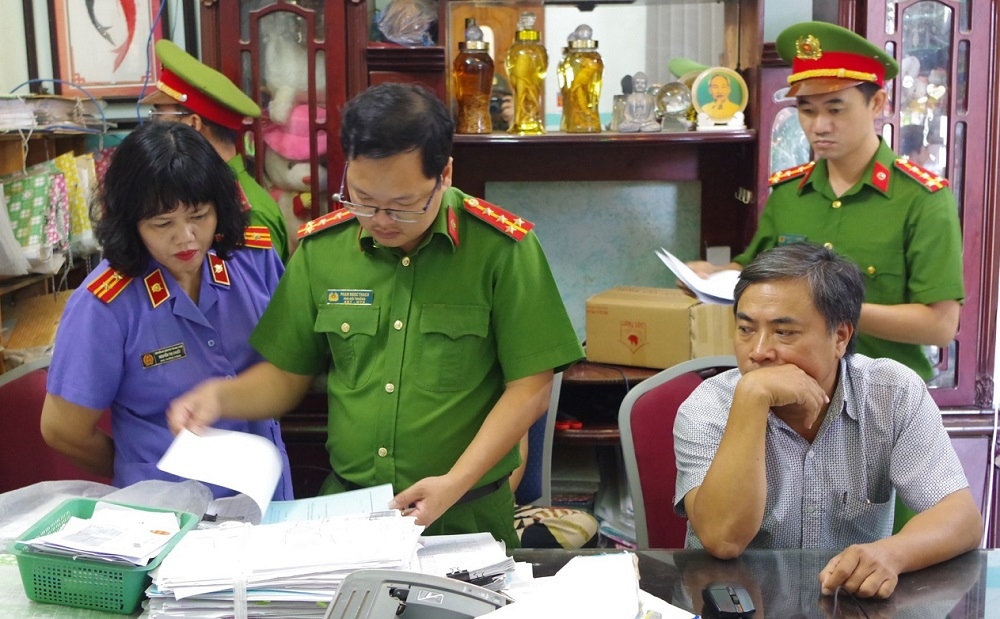 Khám xét trụ sở công ty, lực lượng chức năng đã thu giữ được một số đồ vật, tài liệu nghi có liên quan đến vụ án. Ảnh: CANT
