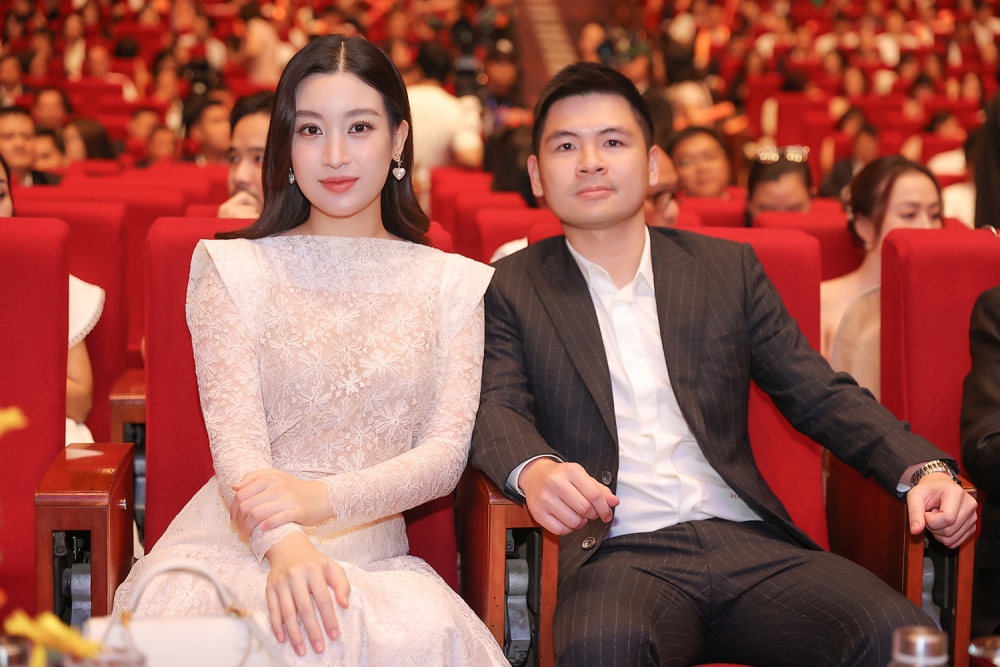 Hoa hậu Đỗ Mỹ Linh sánh đôi bên chồng Đỗ Vinh Quang