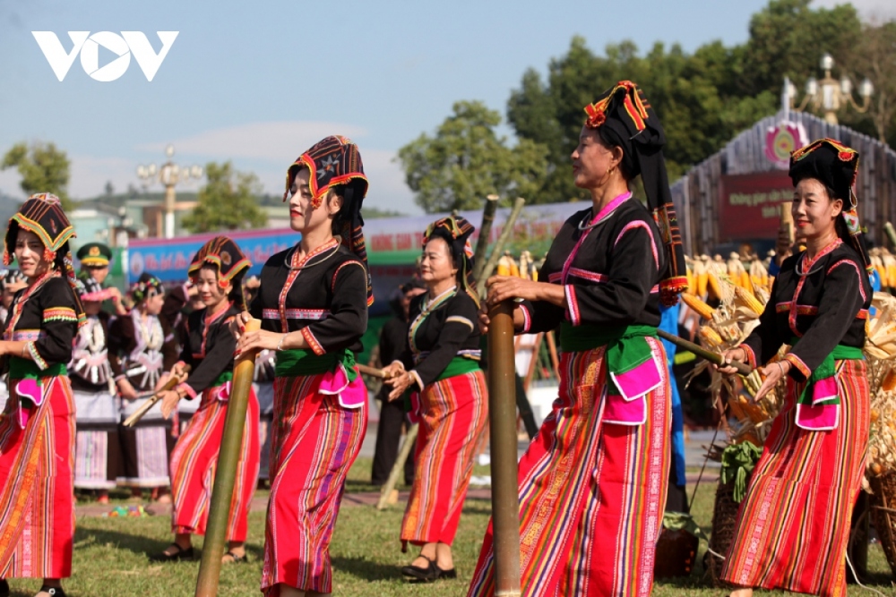 Due to their clustered settlement habits, the Cống people’s ethnic cultural identity remains intact.