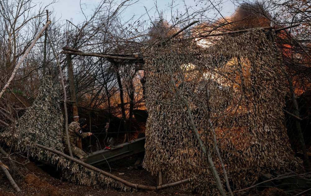 Ukraine khai hỏa lựu pháo Giatsint-B về phía Nga gần tiền tuyến ở khu vực Donetsk. Ảnh: Reuters