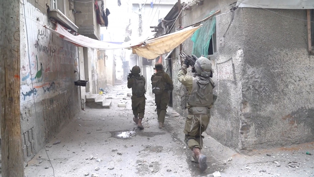 Quân đội Israel tấn công vào Gaza (Ảnh: Reuters)