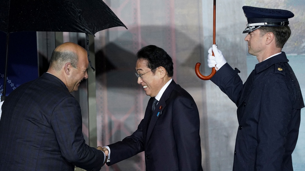 Thủ tướng Kishida Fumio đã tới Mỹ tham dự Diễn đàn APEC (Ảnh: Reuters)