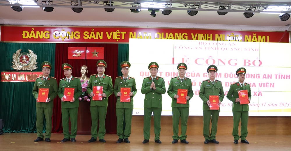 Thượng tá Cù Quốc Thắng, Phó Giám đốc, Thủ trưởng Cơ quan Cảnh sát điều tra Công an tỉnh Quảng Ninh trao quyết định bổ nhiệm điều tra viên.