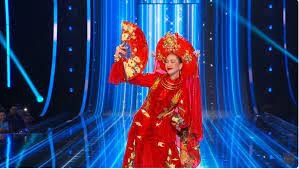 Đại diện của Việt Nam - Bùi Quỳnh Hoa tự tin trong bộ trang phục "Cô sen", lấy cảm hứng từ trang phục thánh mẫu Liễu Hạnh trong lễ hội trẩy hội. Với bước chân nhẹ nhàng và uyển chuyển, cô liên tục xoay vòng, khiến phần chân váy xoè tung bay, tạo nên một bức tranh sống động trên sân khấu, kết hợp với động tác múa độc đáo.