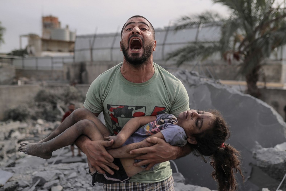 Một người ông Palestine tại Gaza khóc than khi ôm thi thể con gái.