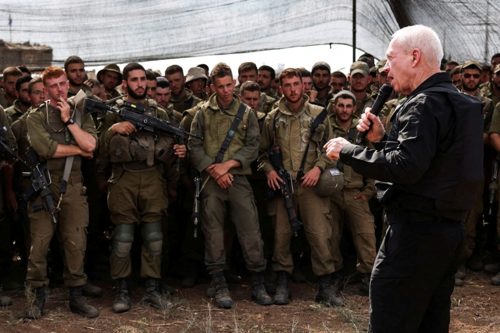 Bộ trưởng Quốc phòng Israel Yoav Gallant gặp các binh sĩ gần biên giới Israel với Gaza vào ngày 19/10. Ông Gallant nói với các binh sĩ rằng : "Hiện tại các bạn mới thấy Gaza từ xa, nhưng sớm thôi sẽ là từ bên trong".