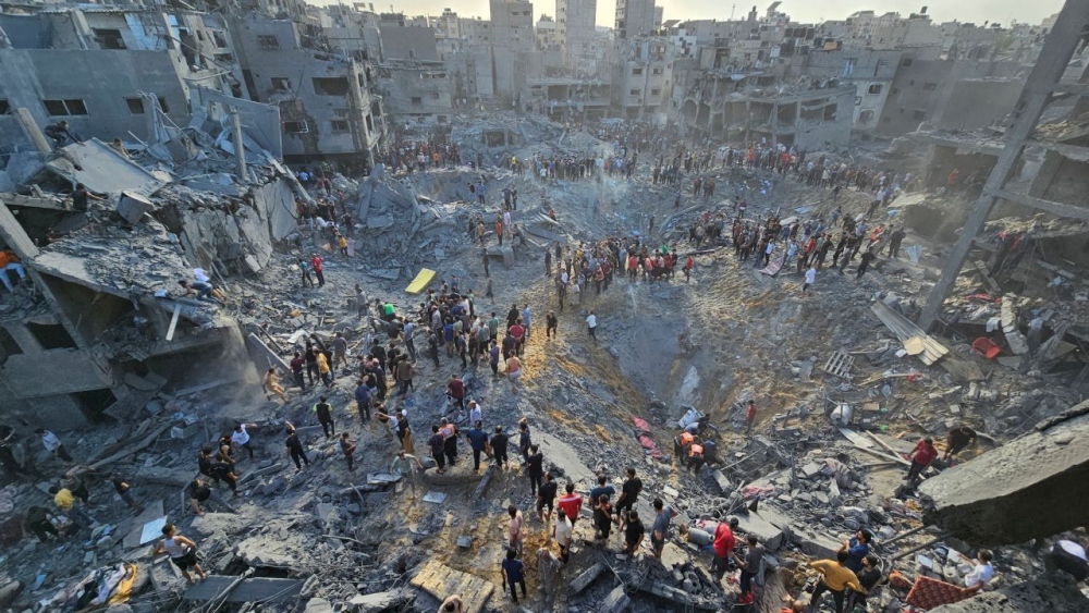 Hiện trường vụ không kích vào khu tị nạn Jabalia tại Gaza (Ảnh: Reuters)