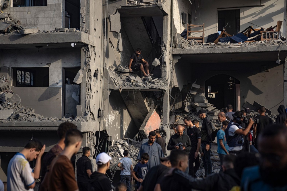 Người Palestine tại Gaza tìm kiếm những người sống sót sau vụ ném bom của Israel vào trại tị nạn Al-Maghazi, vào ngày 5/11.