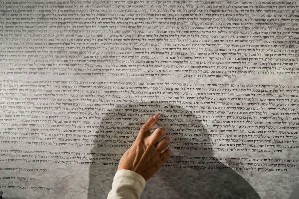 Một phụ nữ Israel tìm tên người thân trên bức tường tưởng niệm ở Jerusalem vào ngày 6 tháng 11, nơi liệt kê 1.400 người thiệt mạng trong cuộc tấn công ngày 7/10 của Hamas vào Israel.