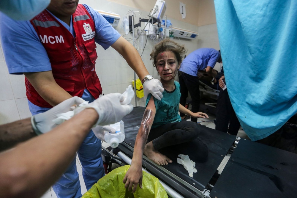 Một đứa trẻ Palestine được điều trị tại Bệnh viện Y tế Nasser sau cuộc tấn công ở Khan Younis, Gaza, ngày 7/11. 