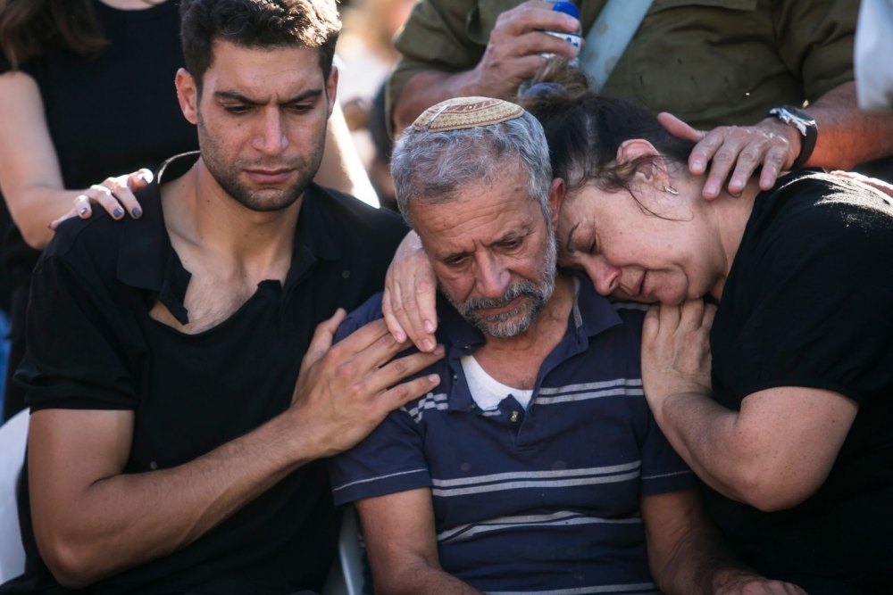 Gia đình và bạn bè tham dự lễ tang của người lính Israel Ya'kov Ozeri, ở Meron, Israel vào ngày 8/11. 