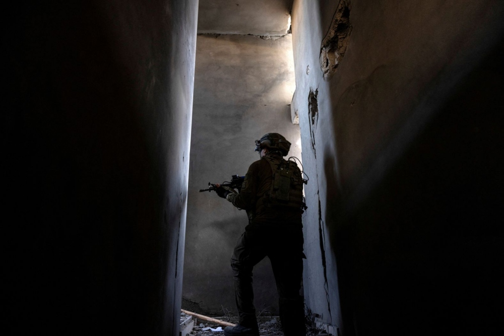 Một người lính Israel tìm quân Hamas tại Gaza.