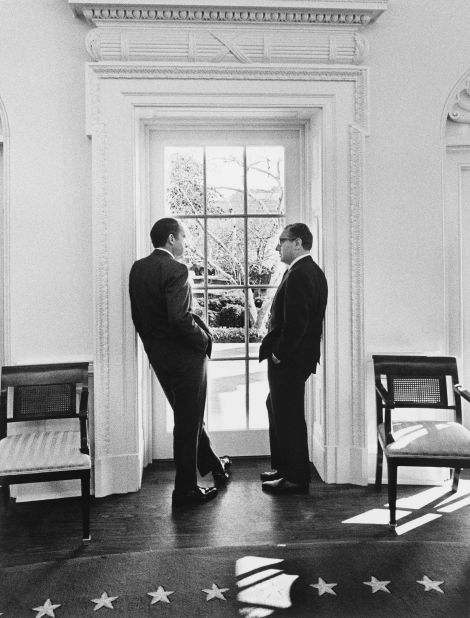 Tổng thống Mỹ Richard Nixon và ông Henry Kissinger đứng ở cửa sổ phòng Bầu Dục ngày 10/2/1971. Ảnh: Bảo tàng và Thư viện Tổng thống Richard Nixon