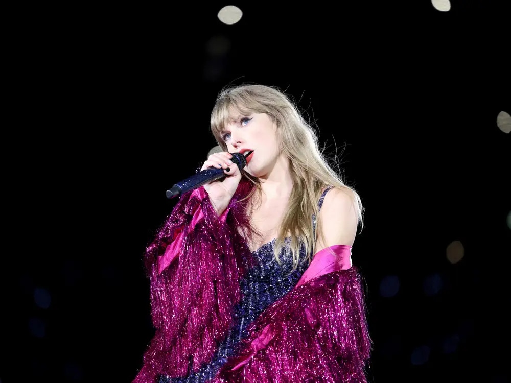 Taylor dường như hấp dẫn hơn nhờ sự tương phản giữa làn da sáng cùng bộ bodysuit màu xanh đậm. Phần tua rua màu hồng cũng giúp cô nàng trở nên nóng bỏng hơn.
