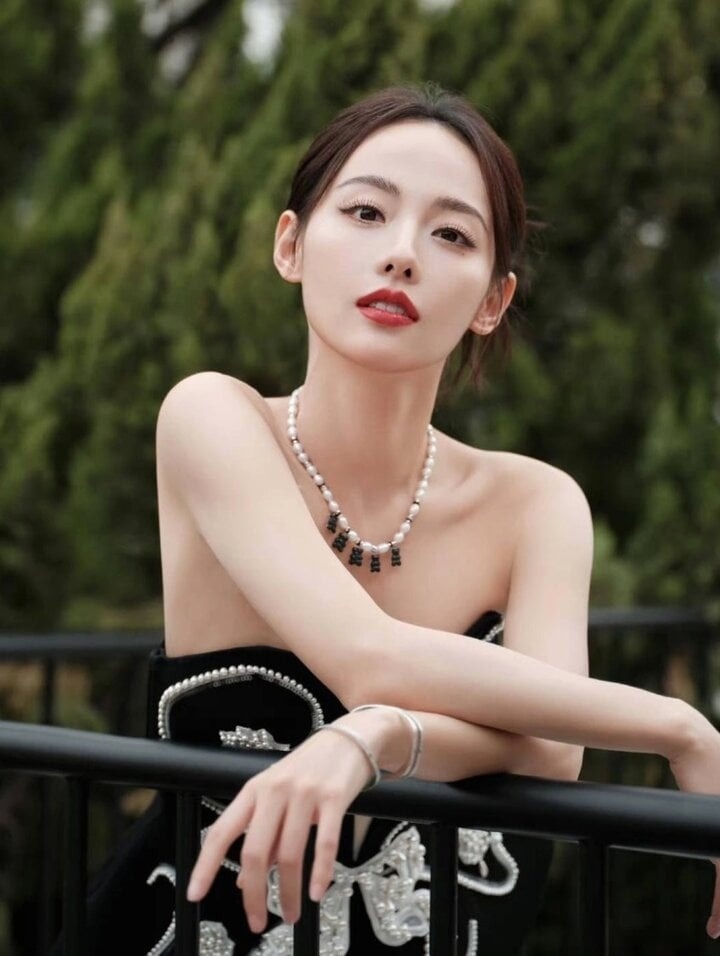 Xinh đẹp, tài giỏi nhưng Trương Gia Nghê lại có cuộc hôn nhân sóng gió khi kết hôn 6 năm, có 2 con trai nhưng chưa từng được mặc váy cưới, phải gọi mẹ chồng là bác. Theo truyền thông, chồng Trương Gia Nghê bắt đầu ngoại tình từ năm 2021. Người đẹp "Diên Hi công lược" biết chuyện và nhiều lần cố gắng khuyên can chồng để vun vén gia đình nhưng không thành công. Sau đó loạt nghi vấn về cuộc hôn nhân của hai người đổ vỡ. Nữ diễn viên không quan tâm đến đời sống của chồng mà tập trung cho sự nghiệp và chăm sóc các con. (Nguồn: VTC News)