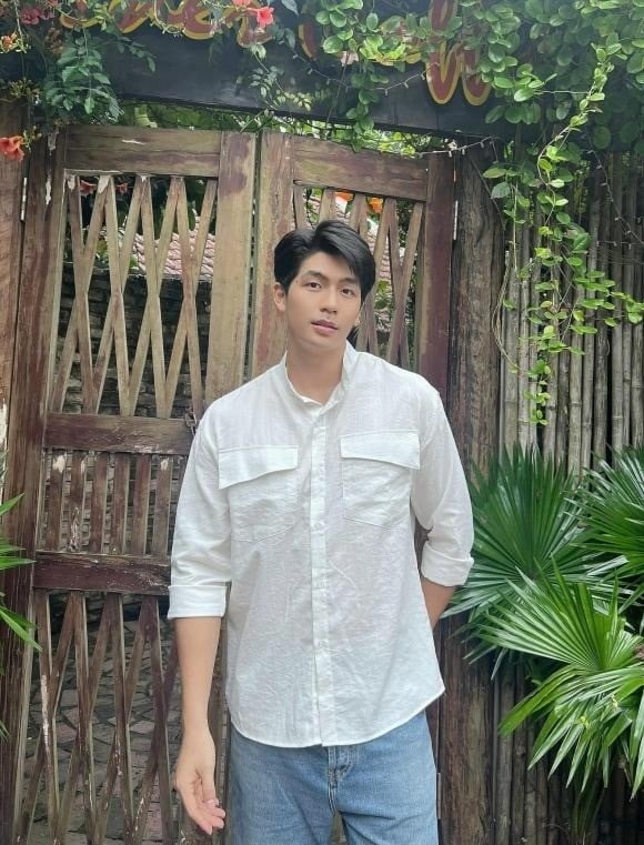 Được biết Quốc Anh sinh năm 1998 tại Hà Nội. Anh chàng sở hữu chiều cao ấn tượng 1m86 cùng gương mặt nam tính, đôi mắt một mí quyến rũ nên thường bị nhầm là người Hàn Quốc. 