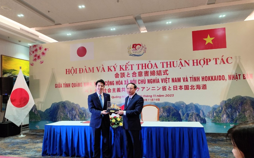 Ông Nguyễn Xuân Ký, Bí thư tỉnh ủy Quảng Ninh (Việt Nam) tặng quà lưu niệm cho ông Suzuki Naomichi thống đốc tỉnh Hokkaido (Nhật Bản)