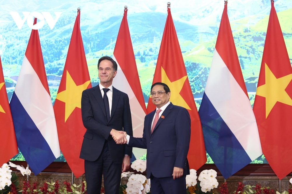 This is the third time PM Rutte has returned to Hanoi for a visit. In the photo, the two PMs shake hands before their talks.