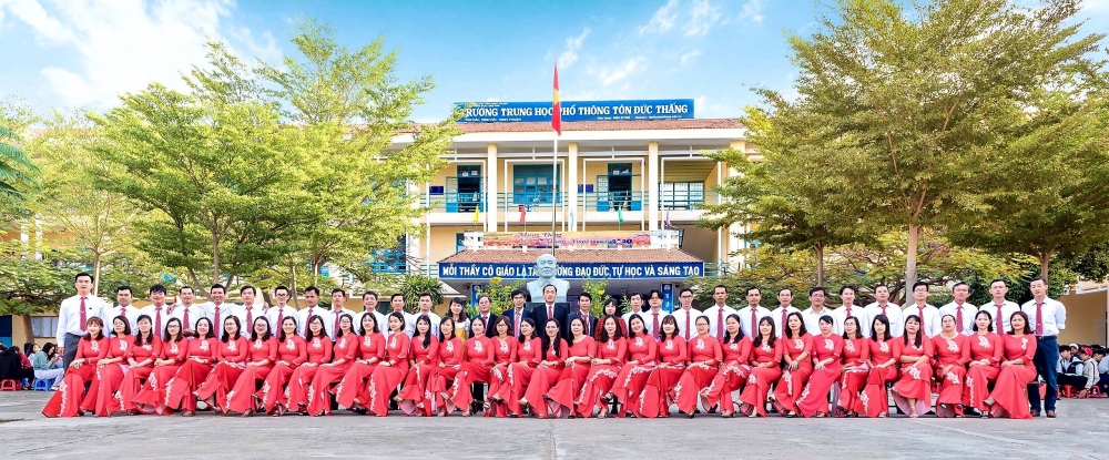 Tập thể cán bộ giáo viên Trường THPT Tôn Đức Thắng, huyện Ninh Hải, tỉnh Ninh Thuận