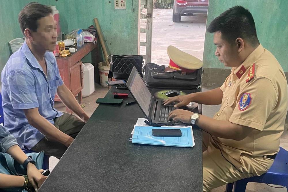 Lực lượng chức năng xử lý tài xế phi phạm