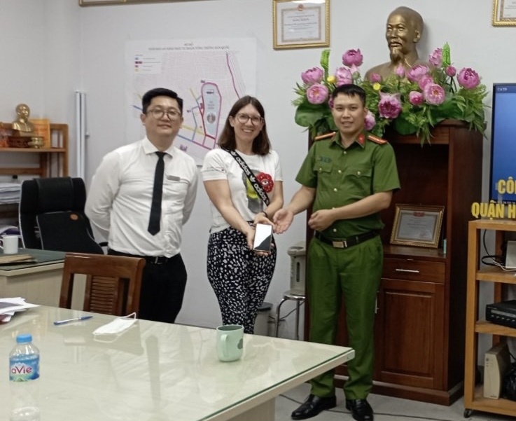 Chị Melanie Wiesler Wesche nhận lại chiếc điện thoại từ Công an quận Hoàn Kiếm.