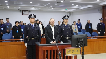 Cựu lãnh đạo Ngân hàng Citic Trung Quốc Tôn Đức Thuận tại tòa. Ảnh: CCTV