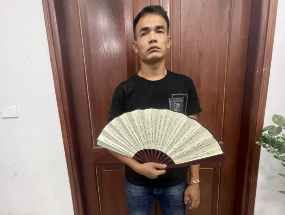 Đối tượng dùng quạt để che chắn hành vi trộm cắp