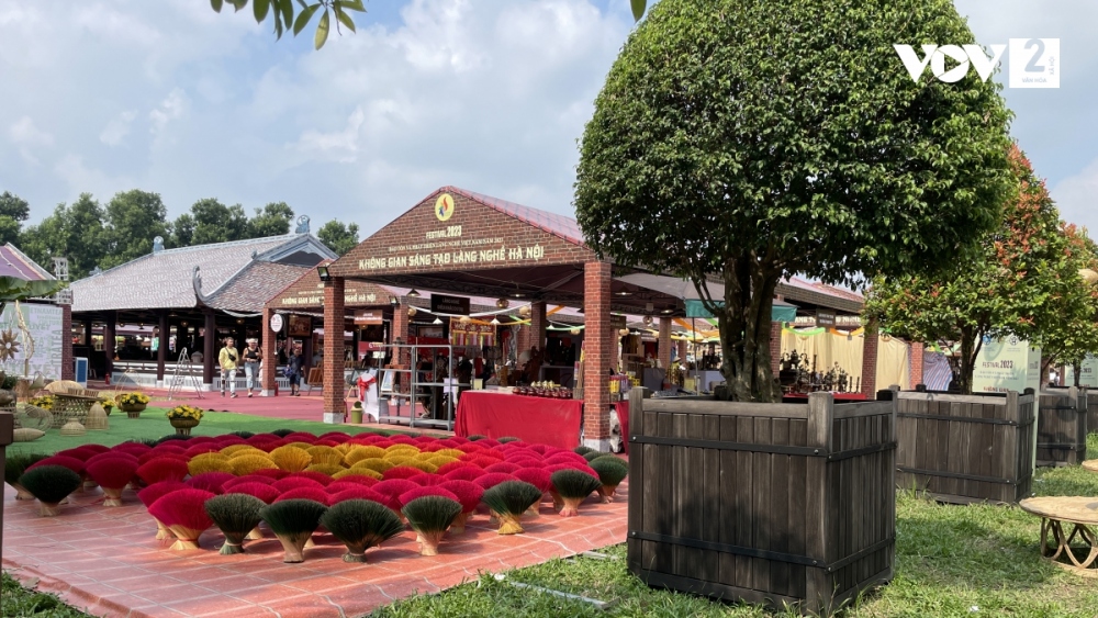 Hội chợ trưng bày, giới thiệu nhiều sản phẩm thủ công mỹ nghệ đặc trưng của các làng nghề, phố nghề truyền thống trong cả nước và các gian hàng quốc tế đến từ Lào, Indonesia, Thái Lan, Nga…