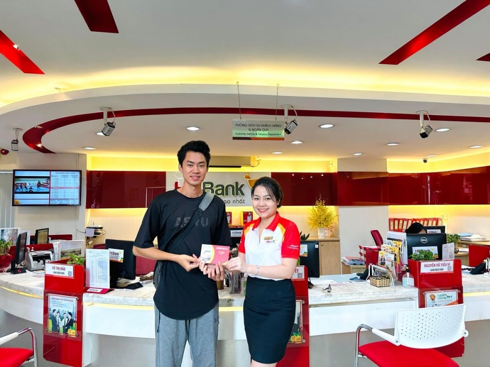 Khách hàng Trần Đức Luân ở Biên Hòa là một trong những chủ nhân đầu tiên trúng vé bay khứ hồi 0 đồng của chương trình “Vòng quay may mắn”