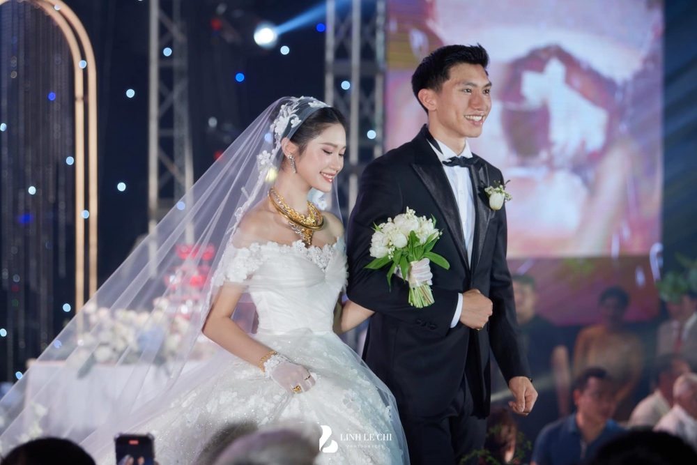 Đoàn Văn Hậu chọn sân bóng của làng làm nơi tổ chức sự kiện. Nơi đây có không gian rộng và gắn liền với tuổi thơ của cầu thủ sinh năm 1999. (Ảnh: Linh Le Chi)