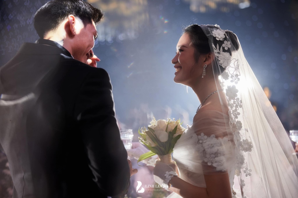 Trước đó, cặp đôi đã tổ chức lễ ăn hỏi tại nhà gái ở Hà Nội vào sáng 11/11 và Đoàn Văn Hậu rước nàng về dinh tại quê nhà Thái Bình vào buổi chiều. (Ảnh: Linh Le Chi)